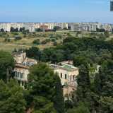 Una sontuosa dimora storica di Bari che, dopo essere stata letteralmente nascosta agli occhi dei baresi per decenni, � oggi finalmente visibile in tutta la sua magnificenza
